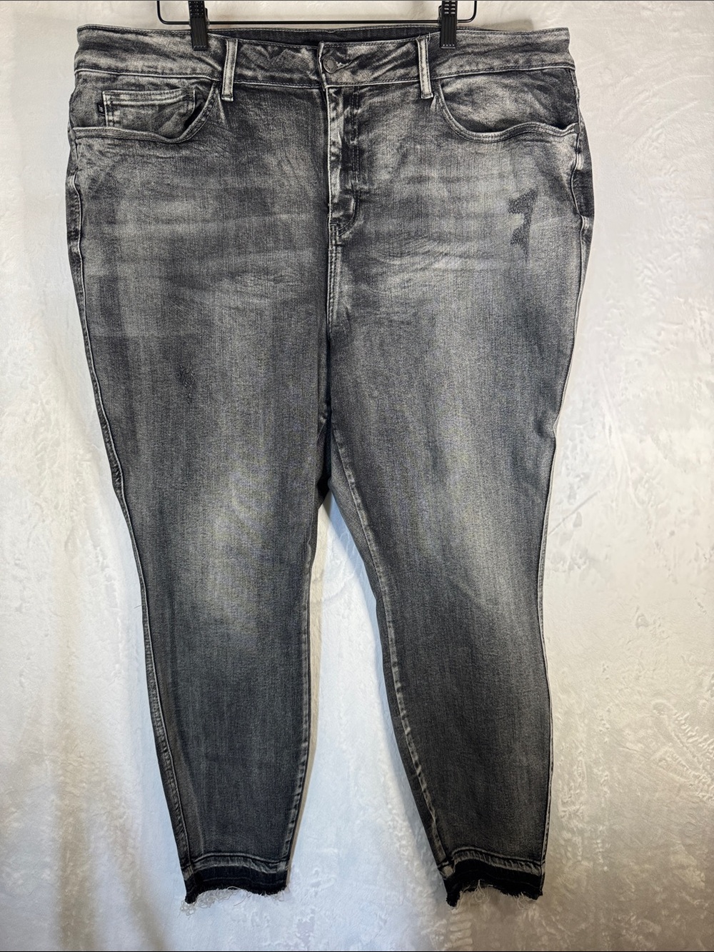 Judy Blue Black Wash Straight Leg Jeans 24W Raw Hem